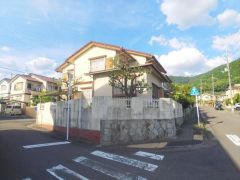 現況、古家が建っています