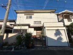 現況解体前の古家が建っています