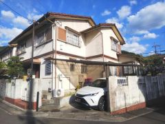 現況、古家が建っています