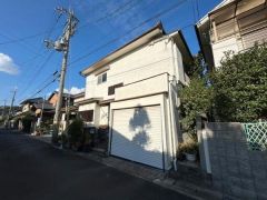 現況解体前の古家が建っています