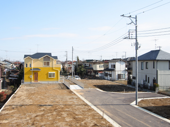 不動産を購入する際は現地で周辺の環境や交通機関などしっかりと確認をしてください。